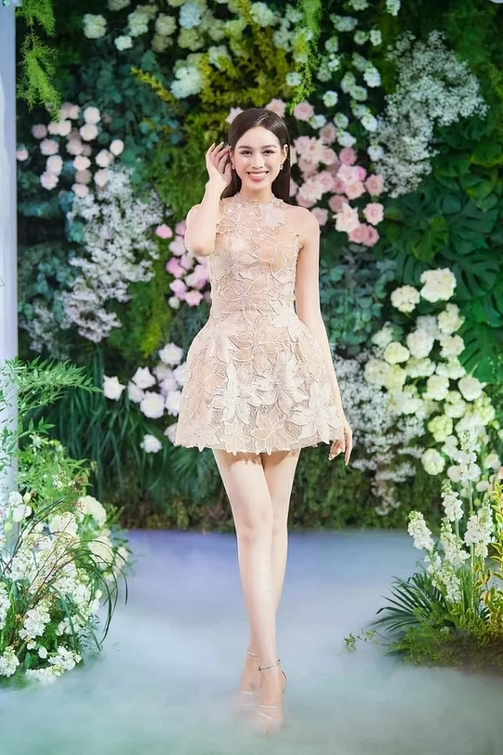Hoa hậu Đỗ Thị Hà dự đám cưới bạn với thời trang tông hồng Hoa hậu Đỗ Thị Hà dự đám cưới bạn với thời trang tông hồng