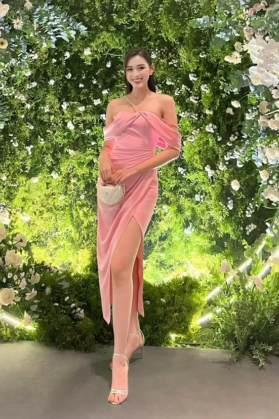 Hoa hậu Đỗ Thị Hà dự đám cưới bạn với thời trang tông hồng Hoa hậu Đỗ Thị Hà dự đám cưới bạn với thời trang tông hồng