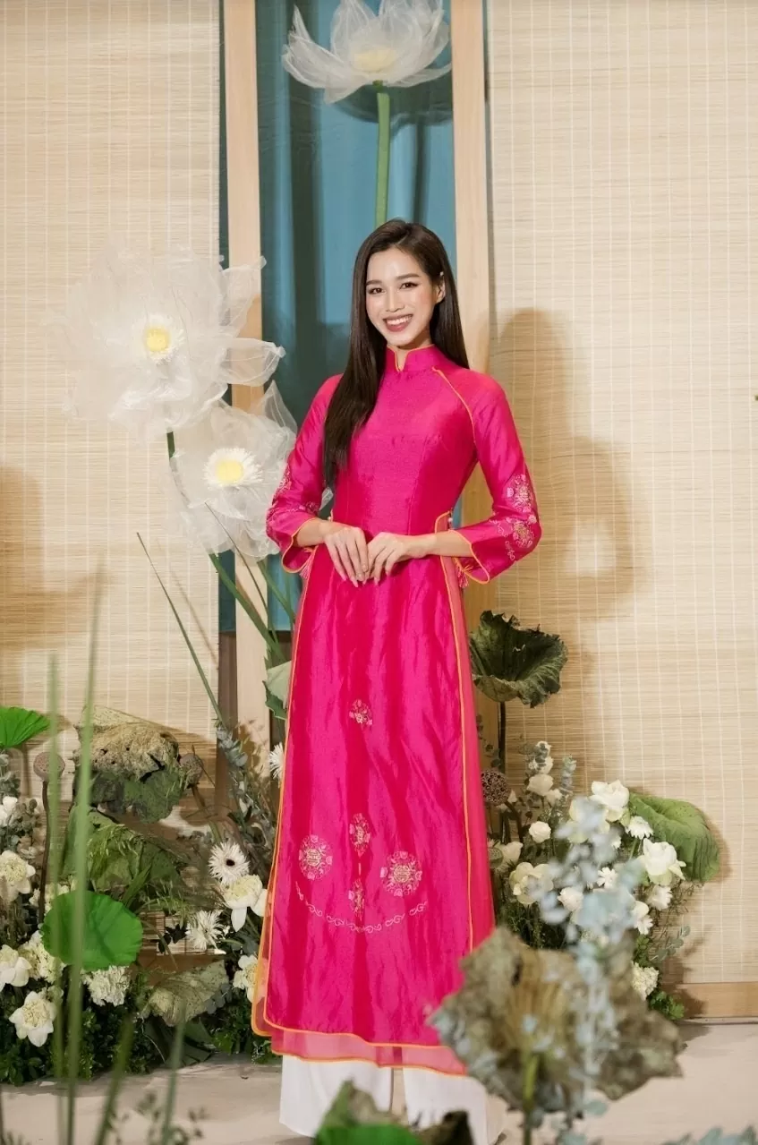 Hoa hậu Đỗ Thị Hà dự đám cưới bạn với thời trang tông hồng Hoa hậu Đỗ Thị Hà dự đám cưới bạn với thời trang tông hồng