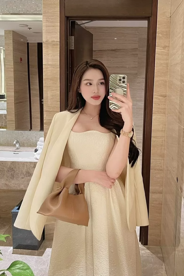 Hoa hậu Đỗ Thị Hà dự đám cưới bạn với thời trang tông hồng Hoa hậu Đỗ Thị Hà dự đám cưới bạn với thời trang tông hồng