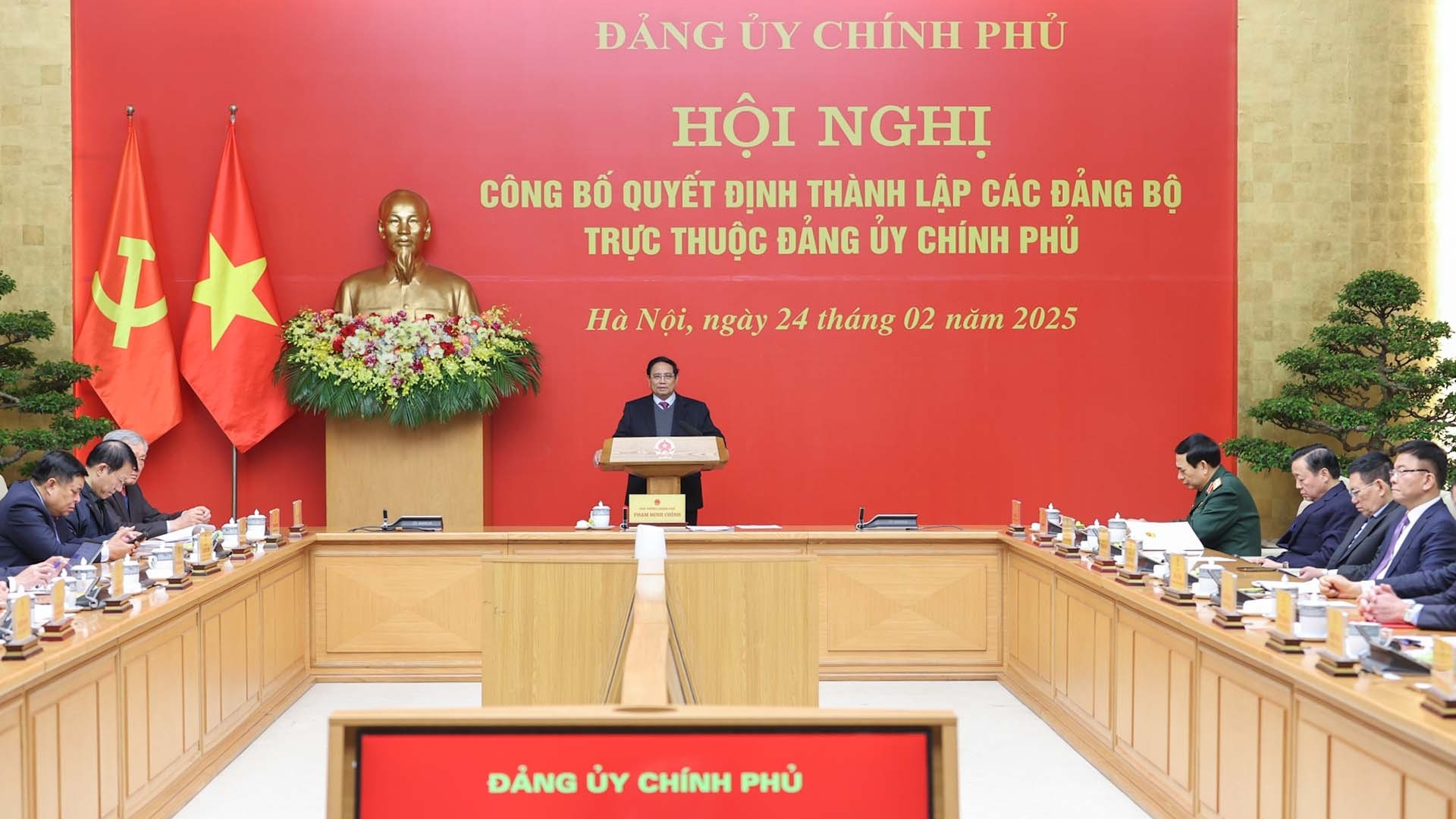 Thủ tướng trao quyết định thành lập 15 đảng bộ thuộc Đảng ủy Chính phủ