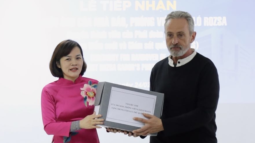 Tiếp nhận bộ tư liệu ảnh quý về Việt Nam của cựu nhà báo Hungary