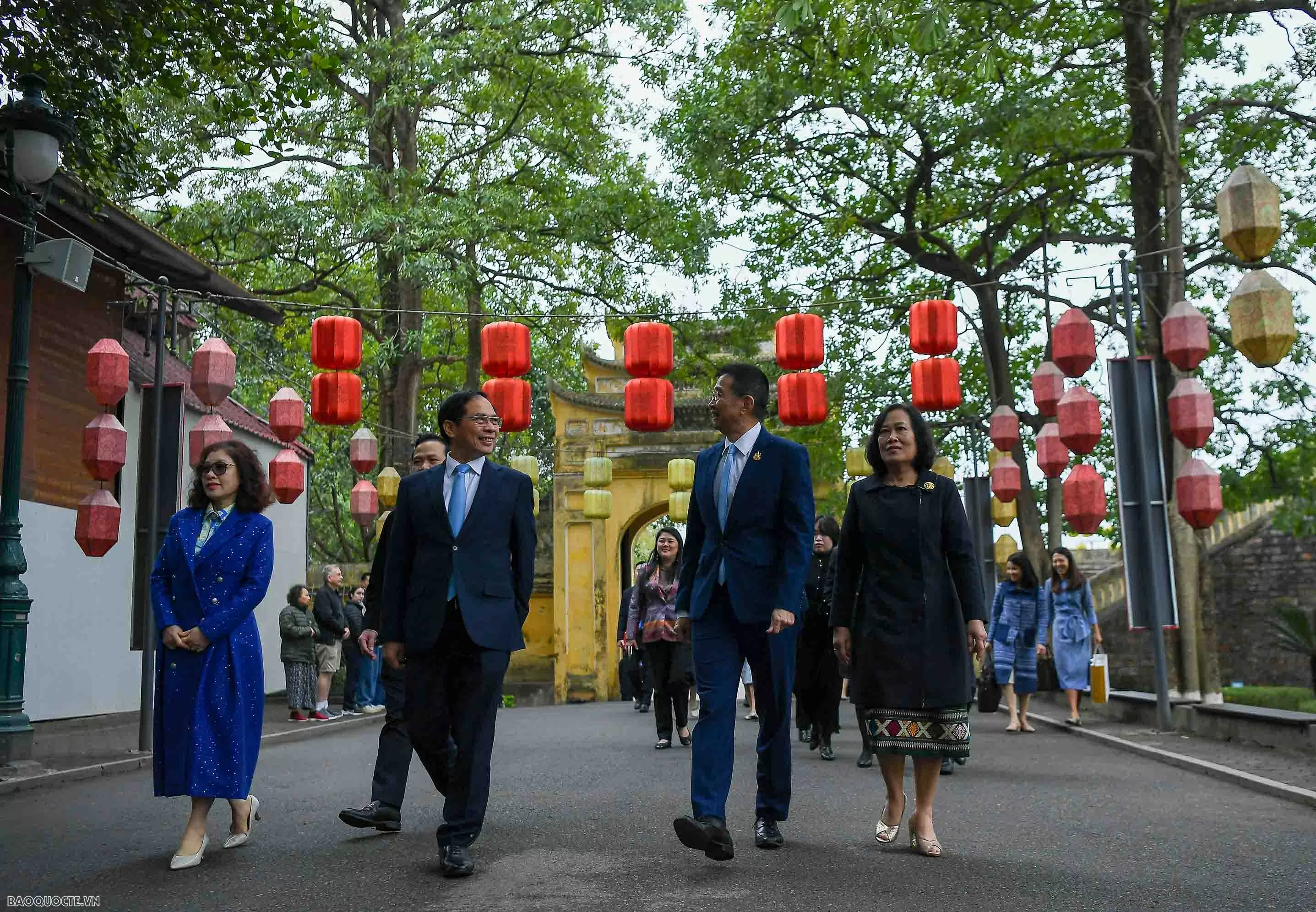 Phó Thủ tướng, Bộ trưởng Ngoại giao Bùi Thanh Sơn và Bộ trưởng Ngoại giao Thái Lan tham quan Hoàng Thành Thăng Long