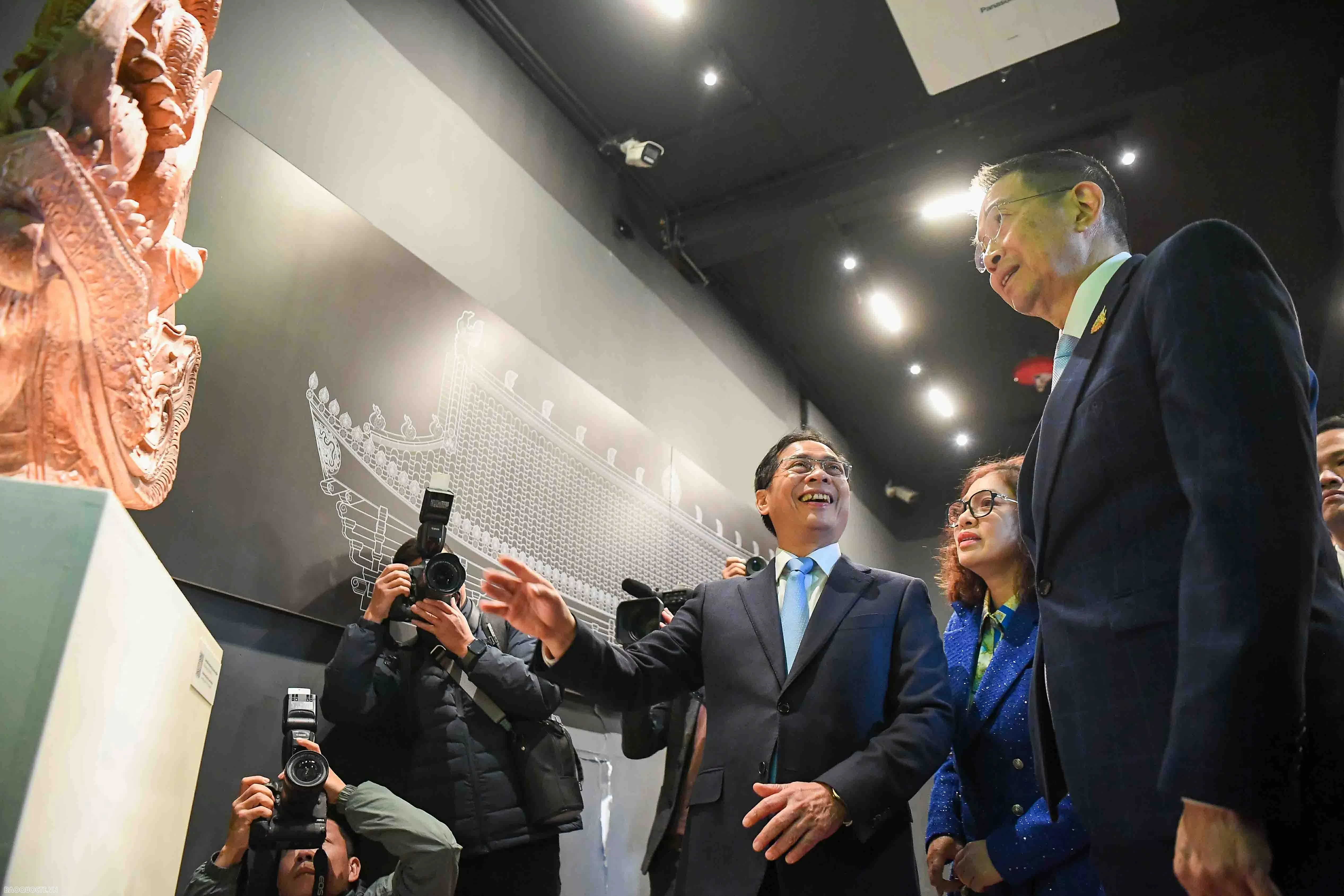 Phó Thủ tướng, Bộ trưởng Ngoại giao Bùi Thanh Sơn và Bộ trưởng Ngoại giao Thái Lan tham quan Hoàng Thành Thăng Long Phó Thủ tướng, Bộ trưởng Ngoại giao Bùi Thanh Sơn và Bộ trưởng Ngoại giao Thái Lan tham quan Hoàng Thành Thăng Long