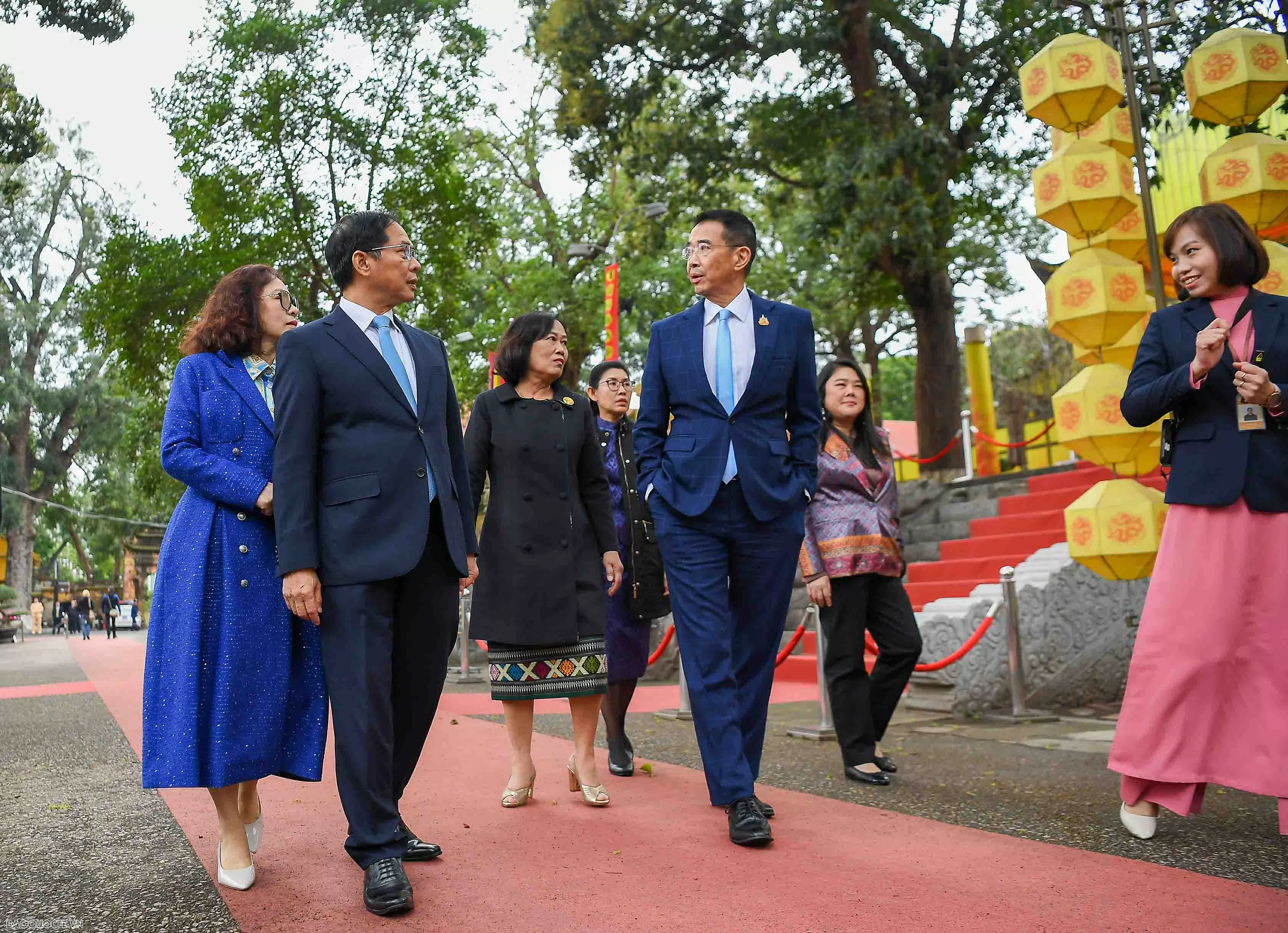 Phó Thủ tướng, Bộ trưởng Ngoại giao Bùi Thanh Sơn và Bộ trưởng Ngoại giao Thái Lan tham quan Hoàng Thành Thăng Long