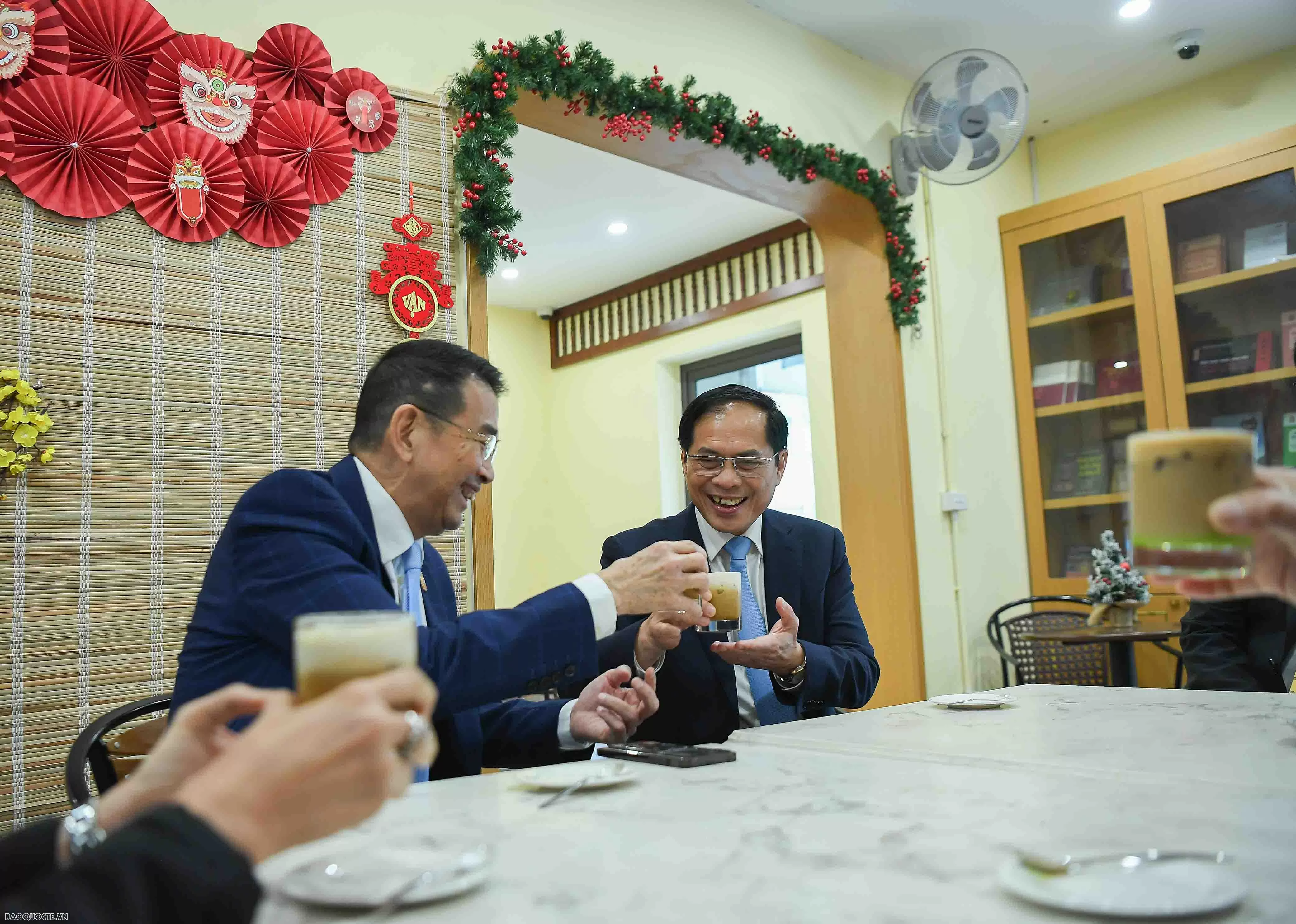 Phó Thủ tướng, Bộ trưởng Ngoại giao Bùi Thanh Sơn và Bộ trưởng Ngoại giao Thái Lan tham quan Hoàng Thành Thăng Long