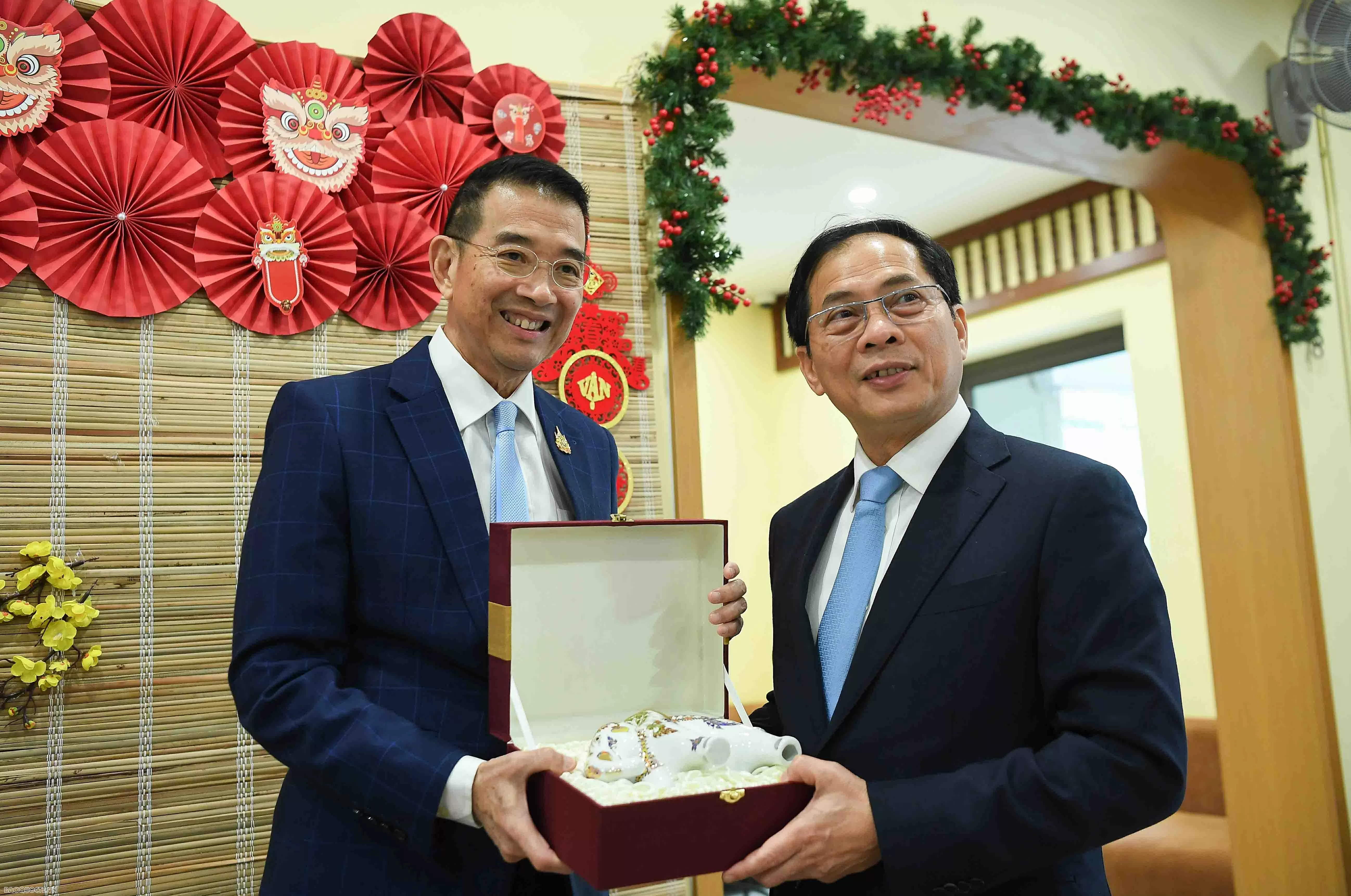 Phó Thủ tướng, Bộ trưởng Ngoại giao Bùi Thanh Sơn và Bộ trưởng Ngoại giao Thái Lan tham quan Hoàng Thành Thăng Long Phó Thủ tướng, Bộ trưởng Ngoại giao Bùi Thanh Sơn và Bộ trưởng Ngoại giao Thái Lan tham quan Hoàng Thành Thăng Long