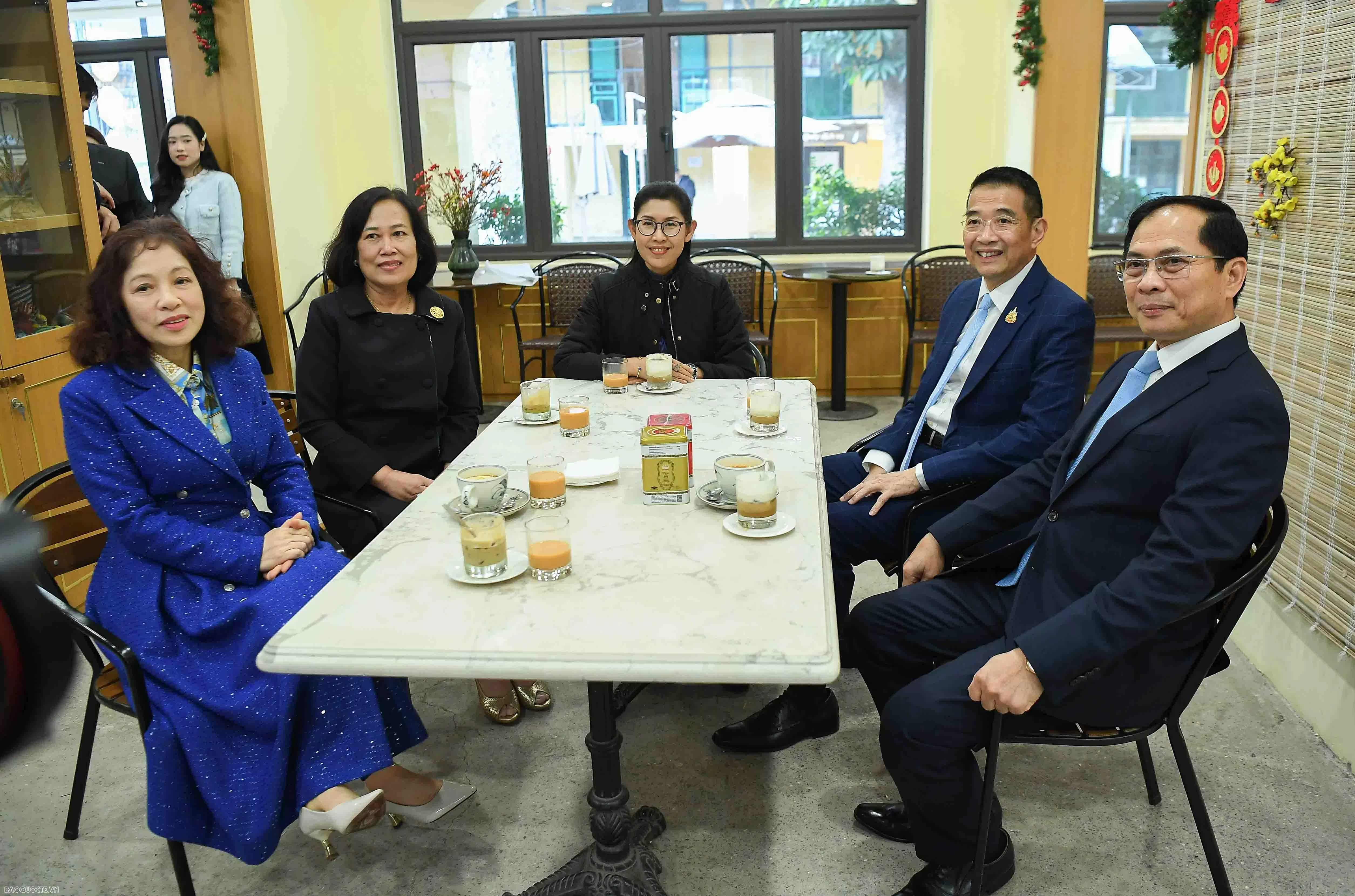 Phó Thủ tướng, Bộ trưởng Ngoại giao Bùi Thanh Sơn và Bộ trưởng Ngoại giao Thái Lan tham quan Hoàng Thành Thăng Long