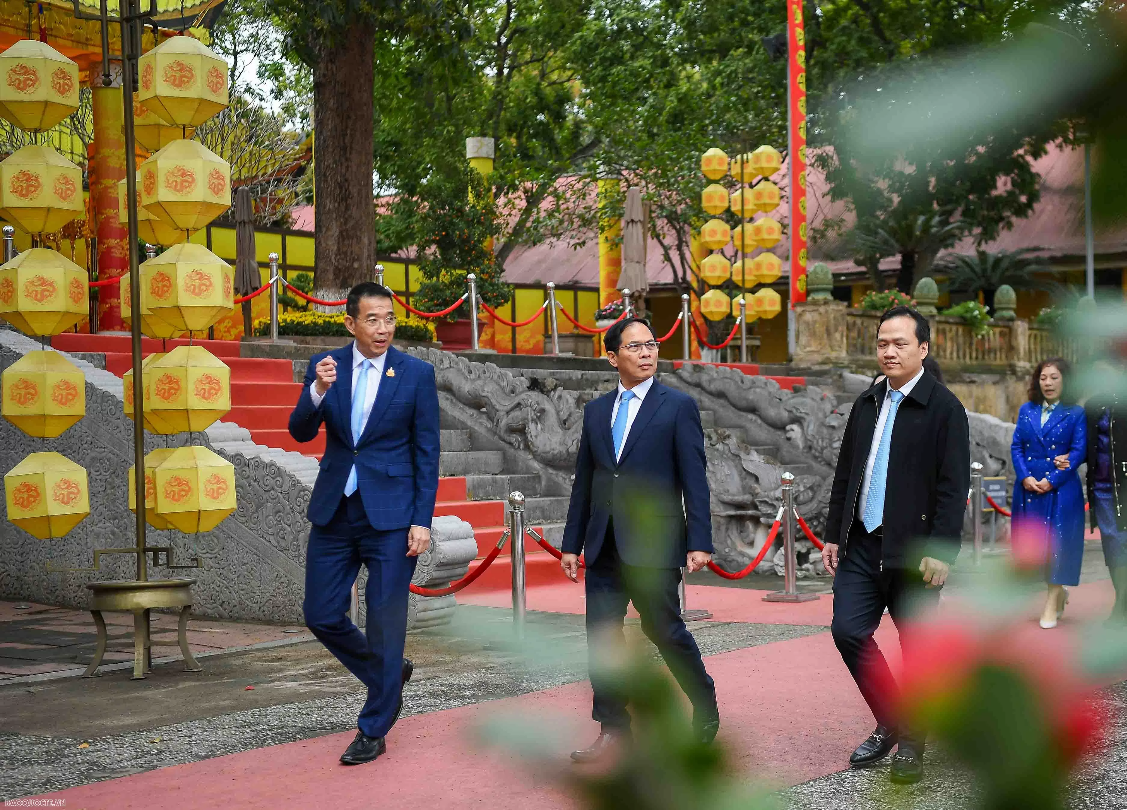 Phó Thủ tướng, Bộ trưởng Ngoại giao Bùi Thanh Sơn và Bộ trưởng Ngoại giao Thái Lan tham quan Hoàng Thành Thăng Long