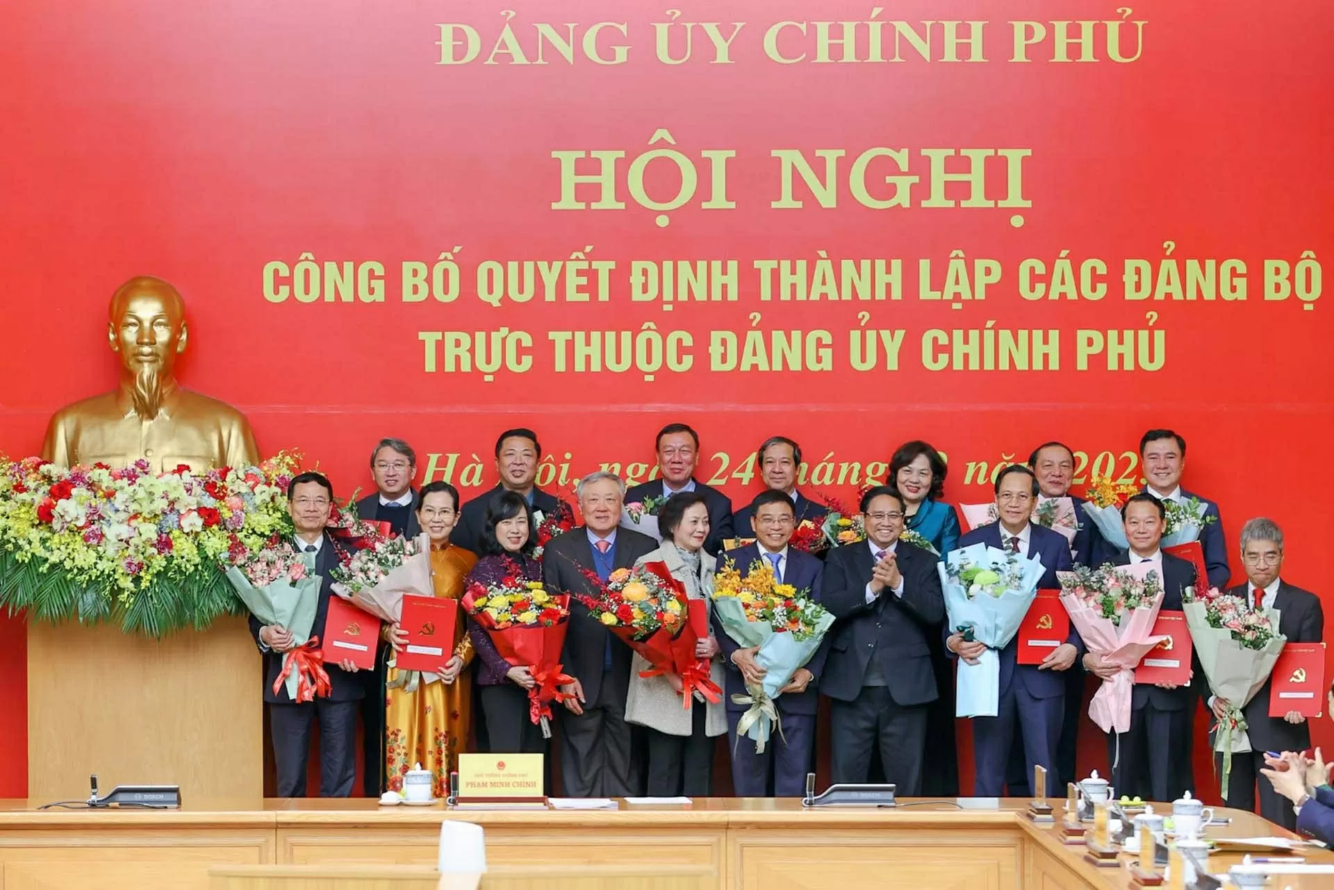 Thủ tướng trao quyết định thành lập 15 đảng bộ thuộc Đảng ủy Chính phủ