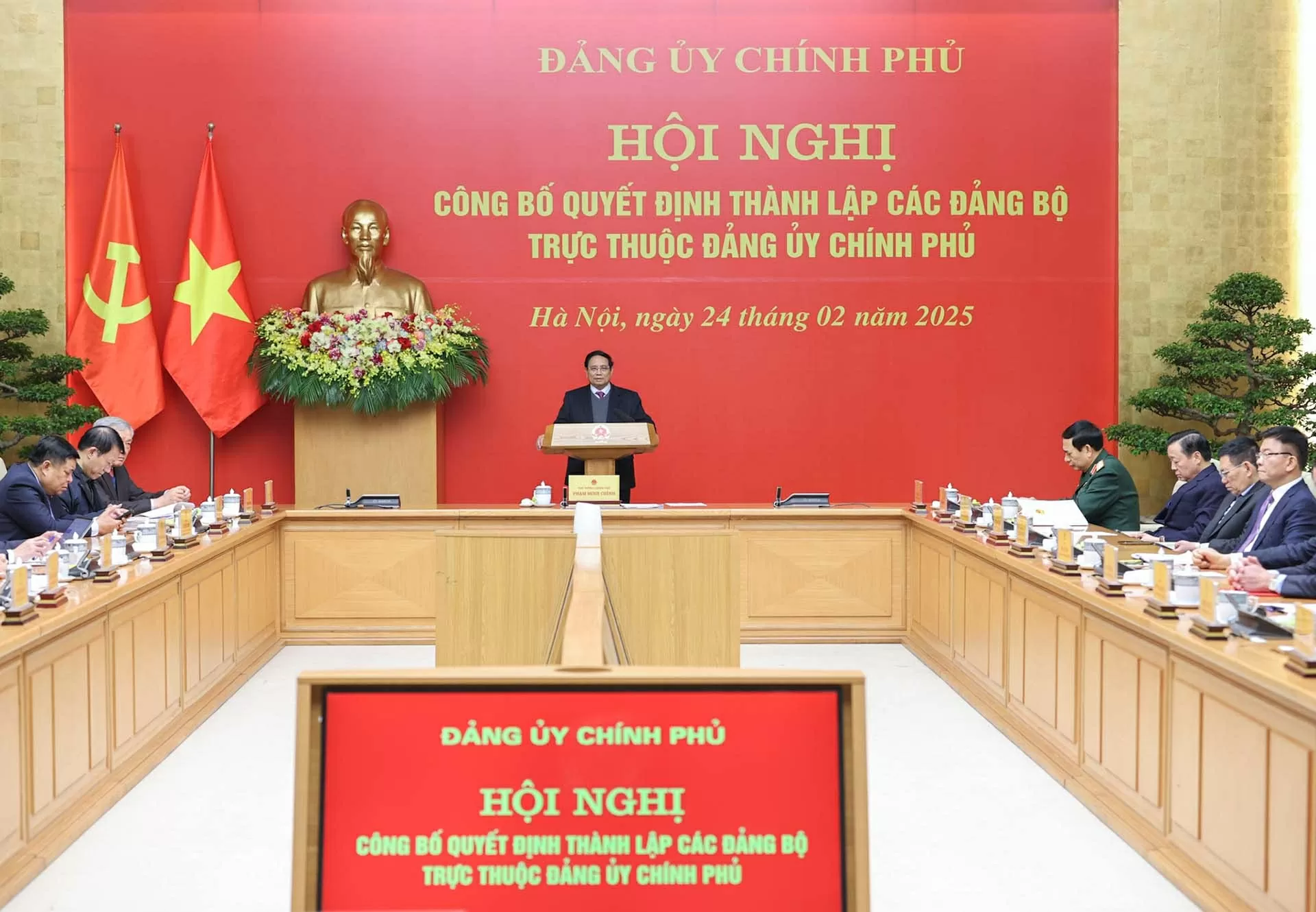 Thủ tướng trao quyết định thành lập 15 đảng bộ thuộc Đảng ủy Chính phủ