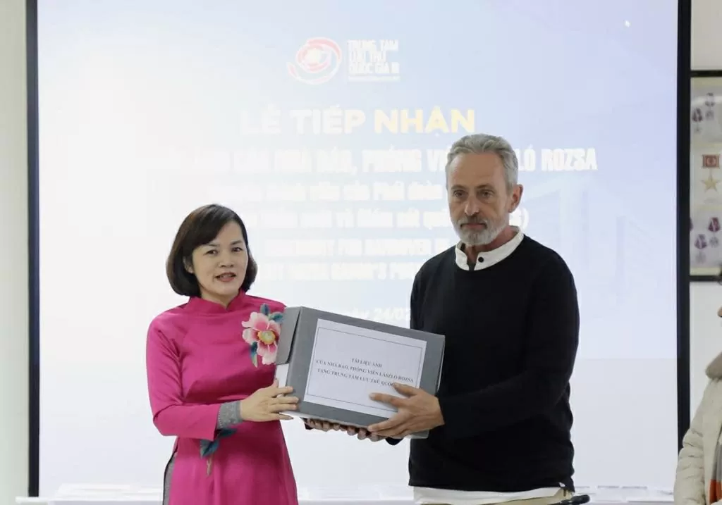 Tiêp nhận bộ tư liệu ảnh quý về Việt Nam của cựu nhà báo Hungary Tiêp nhận bộ tư liệu ảnh quý về Việt Nam của cựu nhà báo Hungary
