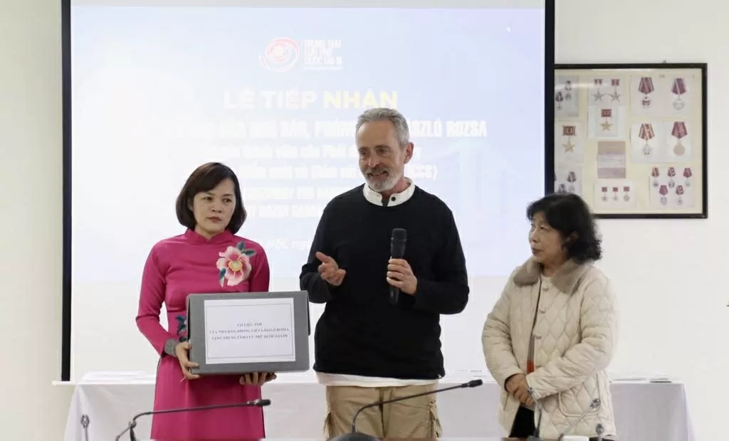 Tiêp nhận bộ tư liệu ảnh quý về Việt Nam của cựu nhà báo Hungary Tiêp nhận bộ tư liệu ảnh quý về Việt Nam của cựu nhà báo Hungary