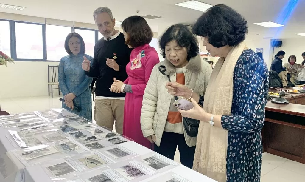 Tiêp nhận bộ tư liệu ảnh quý về Việt Nam của cựu nhà báo Hungary Tiêp nhận bộ tư liệu ảnh quý về Việt Nam của cựu nhà báo Hungary