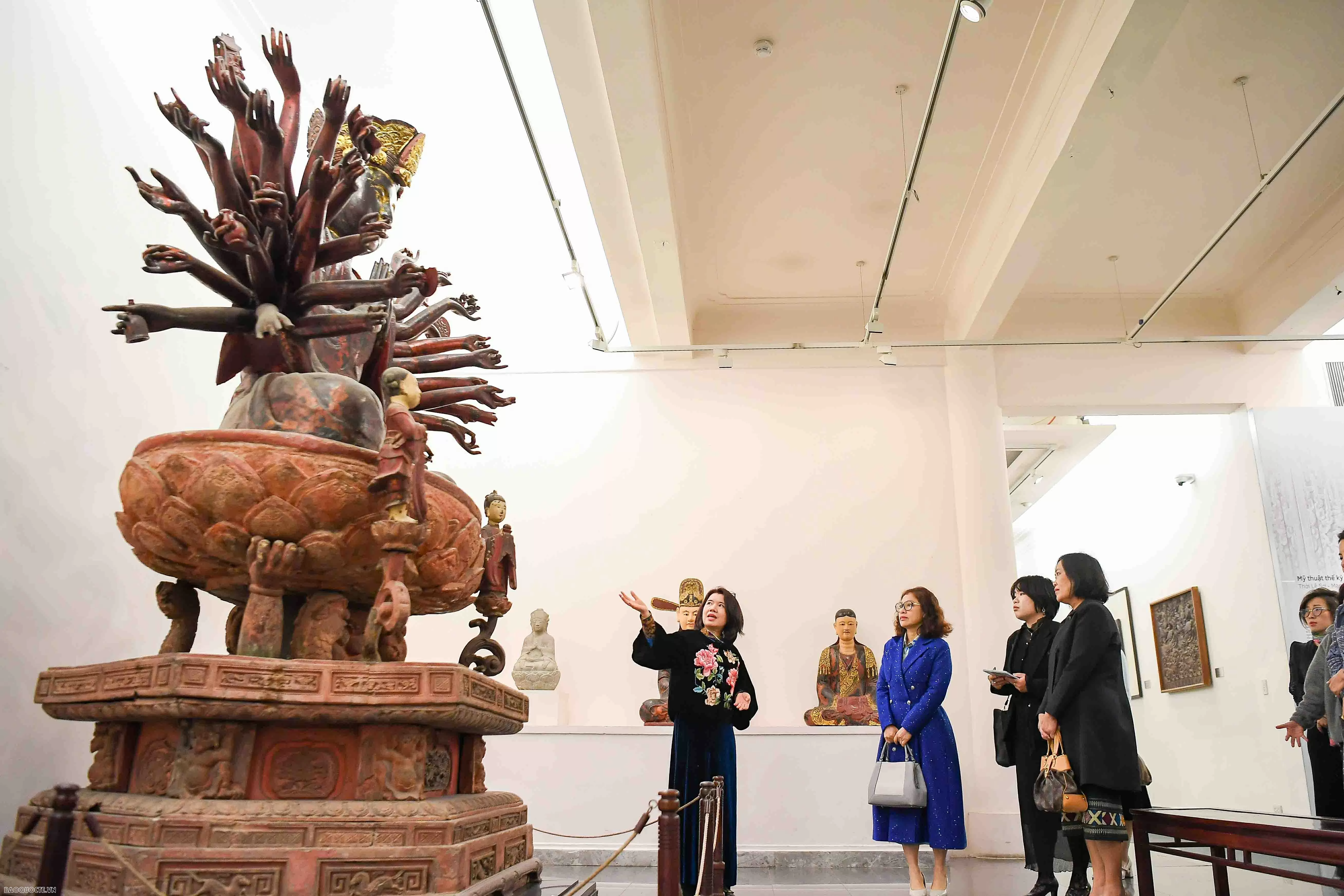 Phu nhân Bộ trưởng Ngoại giao Việt Nam và Thái Lan tham quan Bảo tàng Mỹ thuật