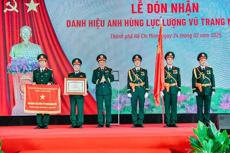 Vững vàng nơi tuyến đầu, Khoa hồi sức tích cực BV175 đón nhận danh hiệu Anh hùng lần II Vững vàng nơi tuyến đầu, Khoa hồi sức tích cực Bệnh viên 175 đón nhận Danh hiệu Anh hùng lần II