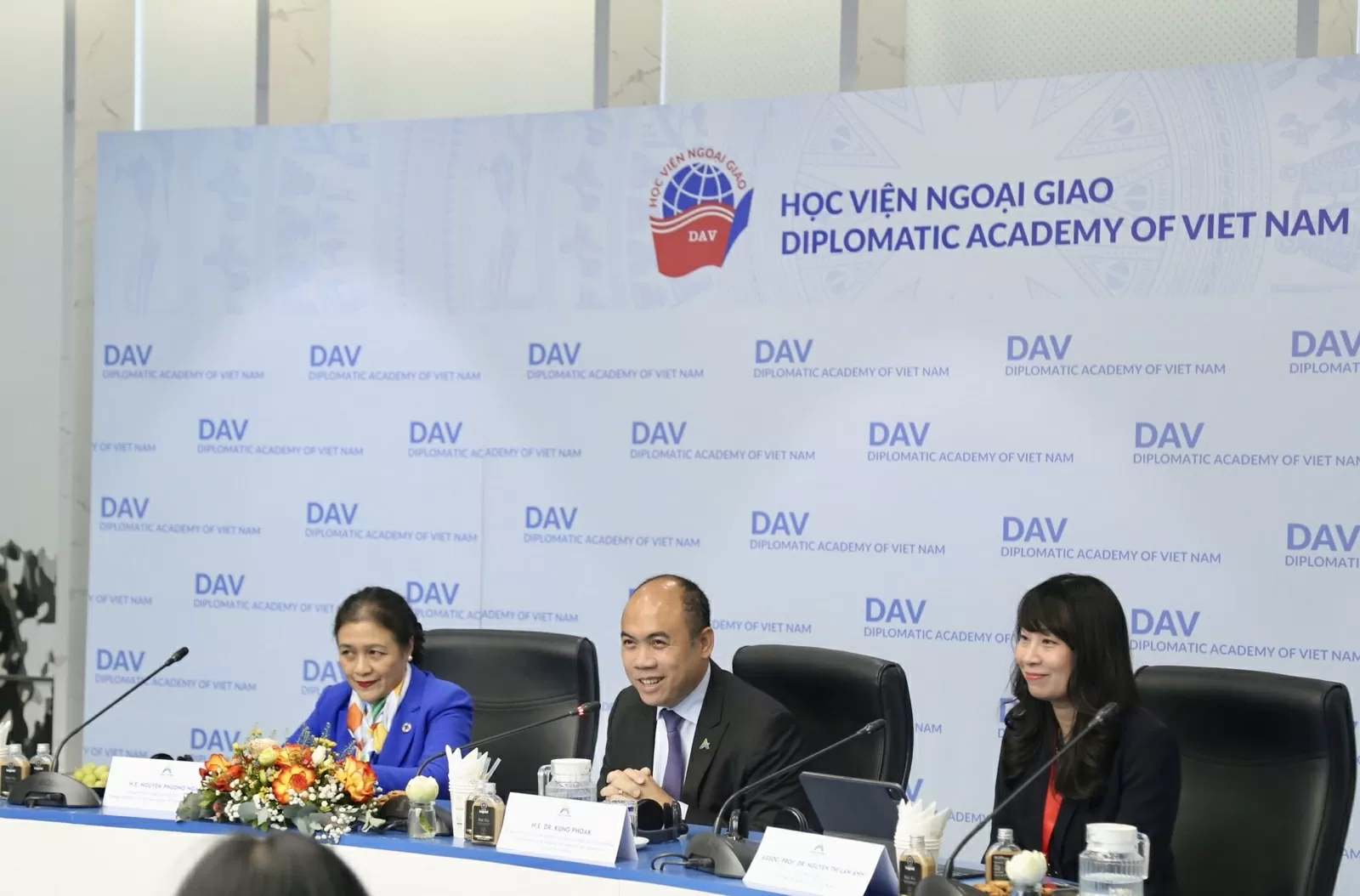 Phụ nữ, Hoà bình và An ninh trong thời kỳ chuyển đổi số: Không những phải tham gia, phụ nữ còn phải đóng vai trò tiên phong Phụ nữ, Hoà bình và An ninh trong thời kỳ chuyển đổi số: Không những phải tham gia, phụ nữ còn phải đóng vai trò tiên phong