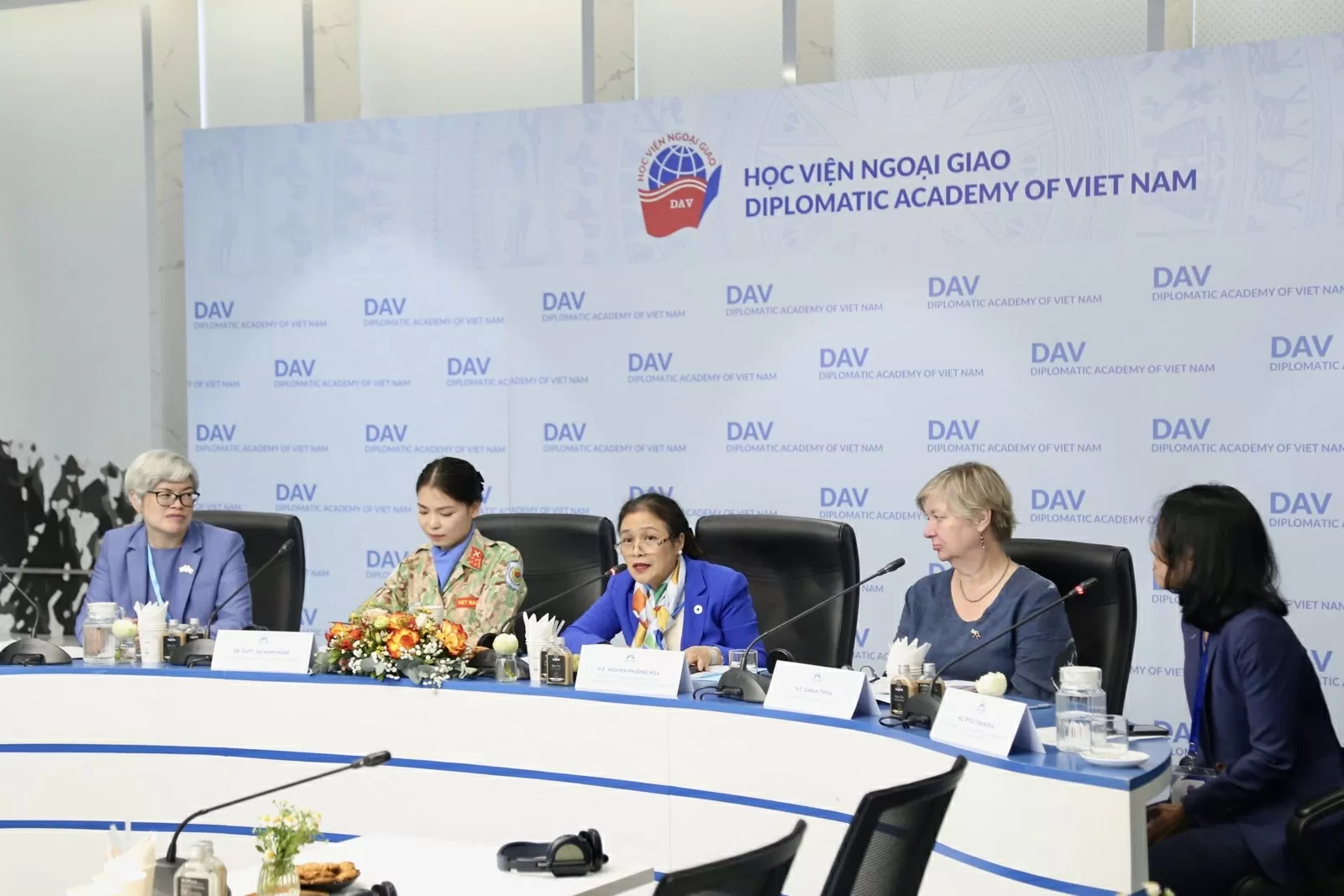 Phụ nữ, Hoà bình và An ninh trong thời kỳ chuyển đổi số: Không những phải tham gia, phụ nữ còn phải đóng vai trò tiên phong Phụ nữ, Hoà bình và An ninh trong thời kỳ chuyển đổi số: Không những phải tham gia, phụ nữ còn phải đóng vai trò tiên phong