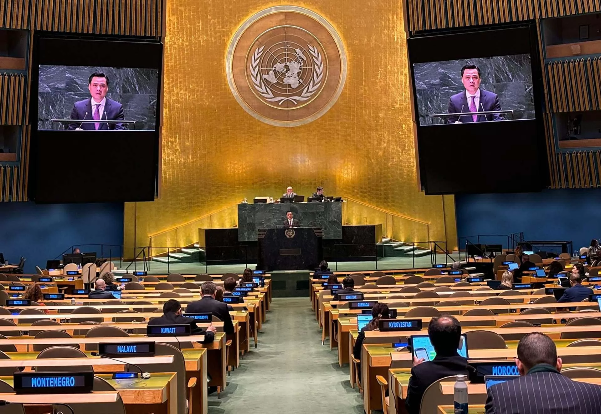 Đại sứ Đặng Hoàng Giang phát biểu tại Phiên họp khẩn cấp đặc biệt về tình hình Ukraine. Đại sứ Đặng Hoàng Giang phát biểu tại Phiên họp khẩn cấp đặc biệt về tình hình Ukraine.