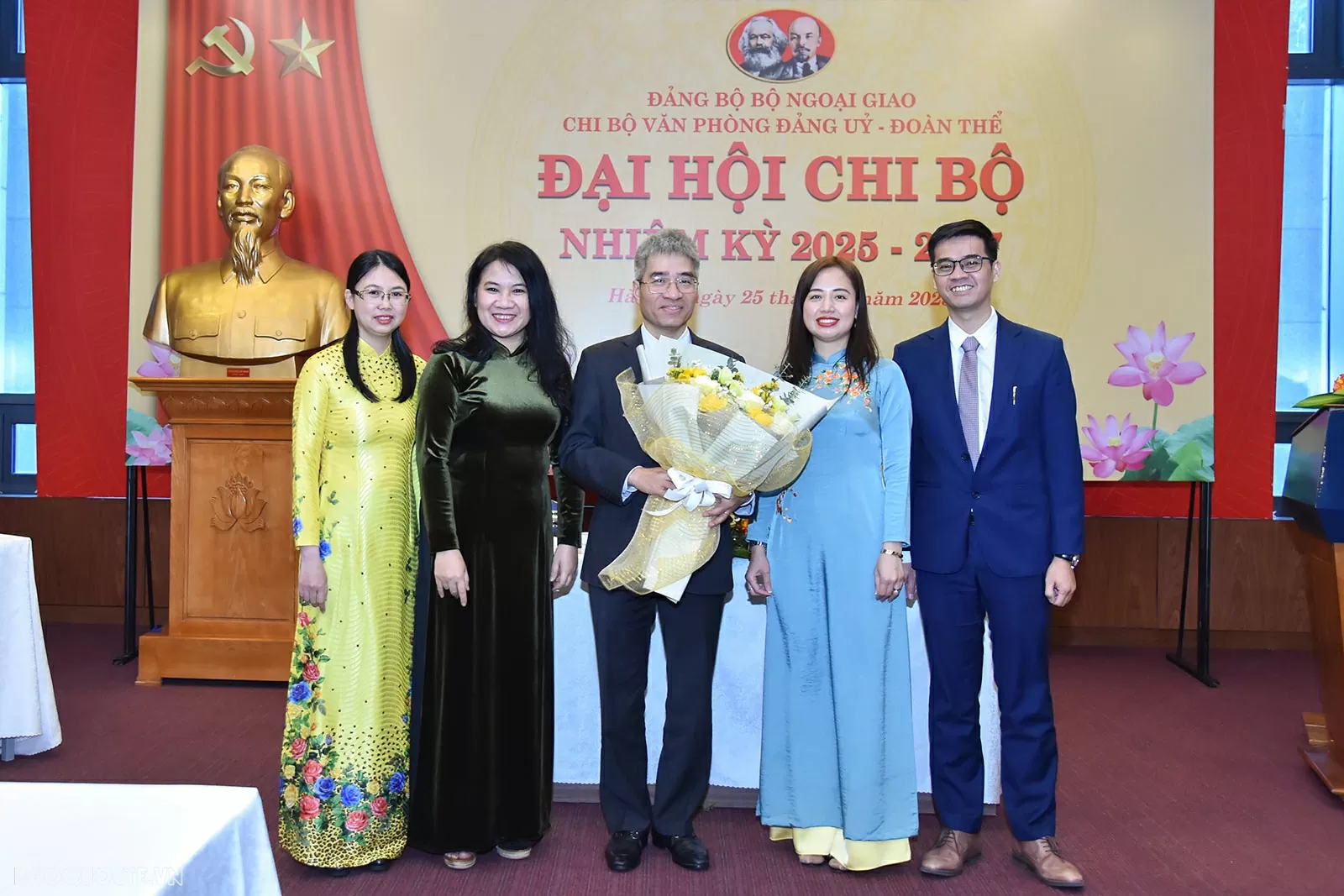 Chi bộ Văn phòng Đảng ủy-Đoàn thể, Bộ Ngoại giao tổ chức Đại hội nhiệm kỳ 2025-2027 thành công Chi bộ Văn phòng Đảng ủy-Đoàn thể, Bộ Ngoại giao tổ chức Đại hội nhiệm kỳ 2025-2027 thành công