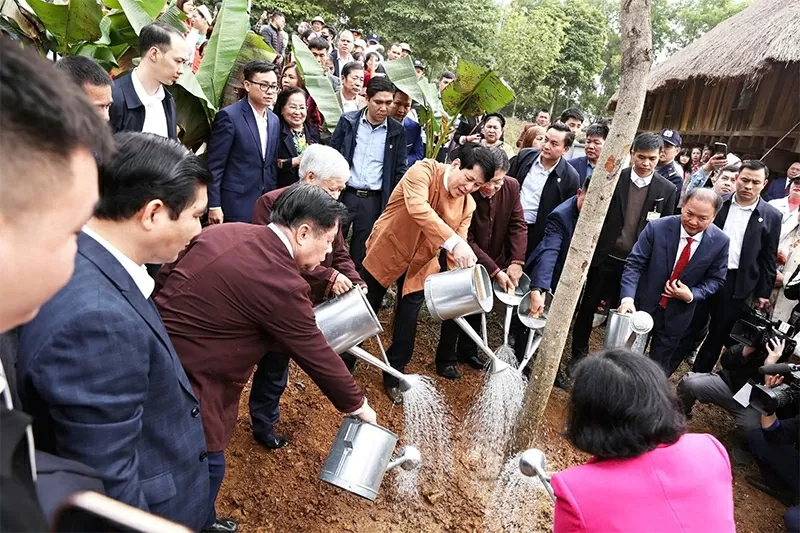 Chủ tịch nước Lương Cường và các đại biểu trồng cây lưu niệm. Chủ tịch nước Lương Cường và các đại biểu trồng cây lưu niệm.
