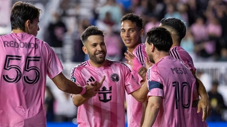 Luis Suarez kiến tạo cho Messi lập siêu phẩm