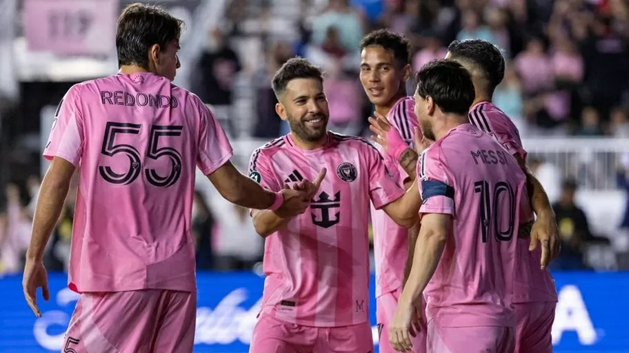 Luis Suarez kiến tạo cho Messi lập siêu phẩm Luis Suarez kiến tạo cho Messi lập siêu phẩm