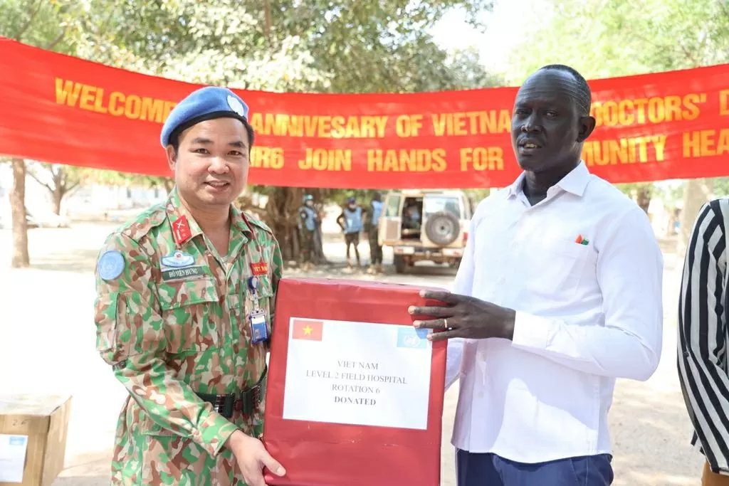 Bệnh viện Dã chiến Việt Nam tặng quà cho các bệnh nhân ở Nam Sudan Bác sĩ mũ nồi xanh Việt Nam trao tặng nhiều món quà thiết thực cho bệnh nhân ở Nam Sudan