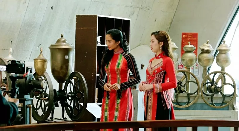 Đại sứ truyền thông Lễ hội Cà phê Buôn Ma Thuột lần thứ 9 năm 2025 H’Hen Niê và Đinh Thị Hoa thích thú tìm hiểu về lịch sử, văn hóa cà phê thế giới tại Bảo tàng Thế giới cà phê. (Nguồn hình: Báo Đắk Lắk) Đại sứ truyền thông Lễ hội Cà phê Buôn Ma Thuột lần thứ 9 năm 2025 H’Hen Niê và Đinh Thị Hoa thích thú tìm hiểu về lịch sử, văn hóa cà phê thế giới tại Bảo tàng Thế giới cà phê. (Nguồn hình: Báo Đắk Lắk)