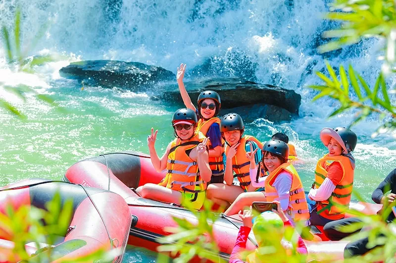 Trải nghiệm chèo thuyền vượt thác tại cụm thác Dray Nur, Gia Long giúp du khách khám phá vẻ đẹp Tây Nguyên hùng vĩ và rèn luyện sức khỏe thể chất, tinh thần. Trải nghiệm chèo thuyền vượt thác tại cụm thác Dray Nur, Gia Long giúp du khách khám phá vẻ đẹp Tây Nguyên hùng vĩ và rèn luyện sức khỏe thể chất, tinh thần.