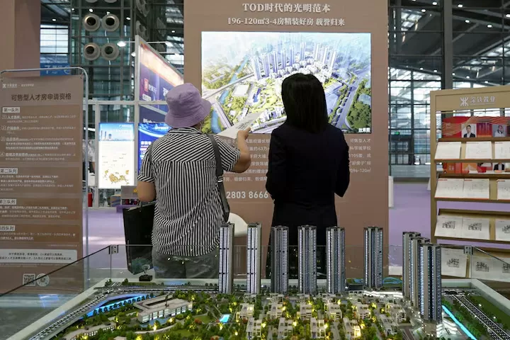 Năm 2025, doanh số bất động sản được dự báo giảm 5,7%, giảm nhiều hơn so với dự báo 5% tháng 11/2024, đầu tư vào lĩnh vực giảm 7%, thấp hơn mức 8% của dự báo trước. Ảnh minh họa. (Nguồn: Reuters)