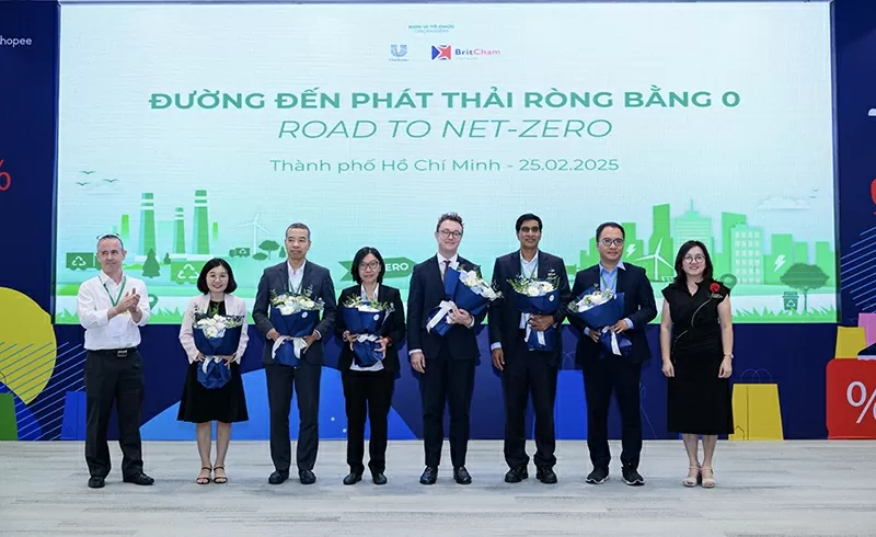 Trao hoa và cảm ơn diễn giả tại Hội thảo tập huấn Đường đến Phát thải ròng bằng 0