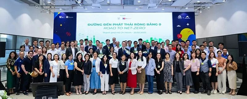 Ảnh chụp tập thể đại diện nhà cung ứng trong chuỗi cung ứng của Unilever cùng các đối tác và diễn giả.