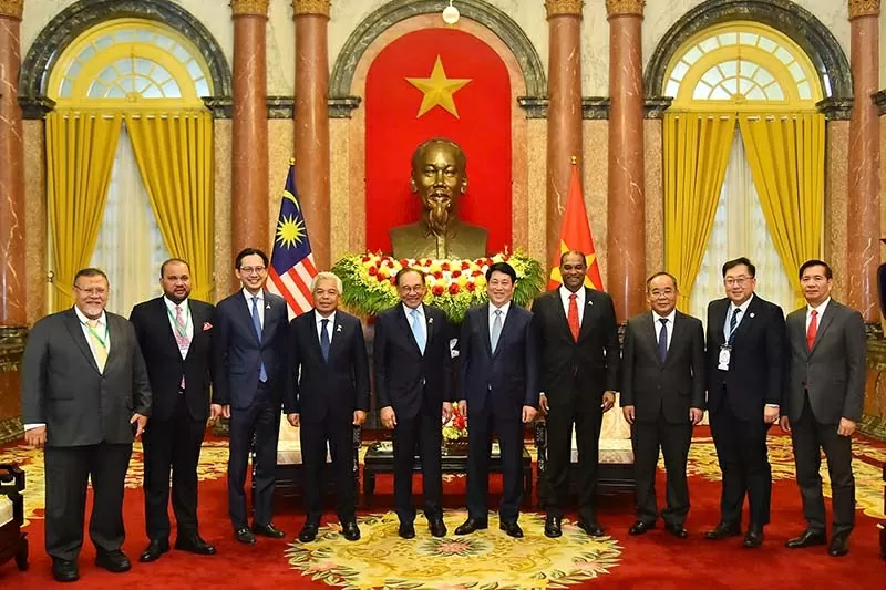 Chủ tịch nước Lương Cường và Thủ tướng Malaysia Anwar Ibrahim cùng các đại biểu. (Nguồn: Báo Nhân dân) Chủ tịch nước Lương Cường và Thủ tướng Malaysia Anwar Ibrahim cùng các đại biểu. (Nguồn: Báo Nhân dân)