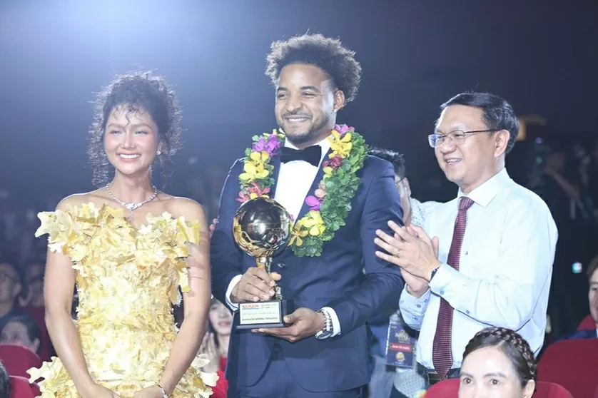 Trao giải Quả bóng vàng Việt Nam 2024: Lần đầu cho tiền đạo Tiến Linh Trao giải Quả bóng vàng Việt Nam 2024: Lần đầu cho tiền đạo Tiến Linh