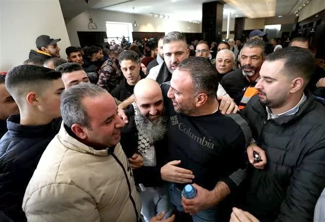 Người dân đón các tù nhân Palestine được Israel trả tự do tại TP. Ramallah, Bờ Tây ngày 15-2 (ảnh nguồn TTXVN) Người dân đón các tù nhân Palestine được Israel trả tự do tại TP. Ramallah, Bờ Tây ngày 15-2 (ảnh nguồn TTXVN)