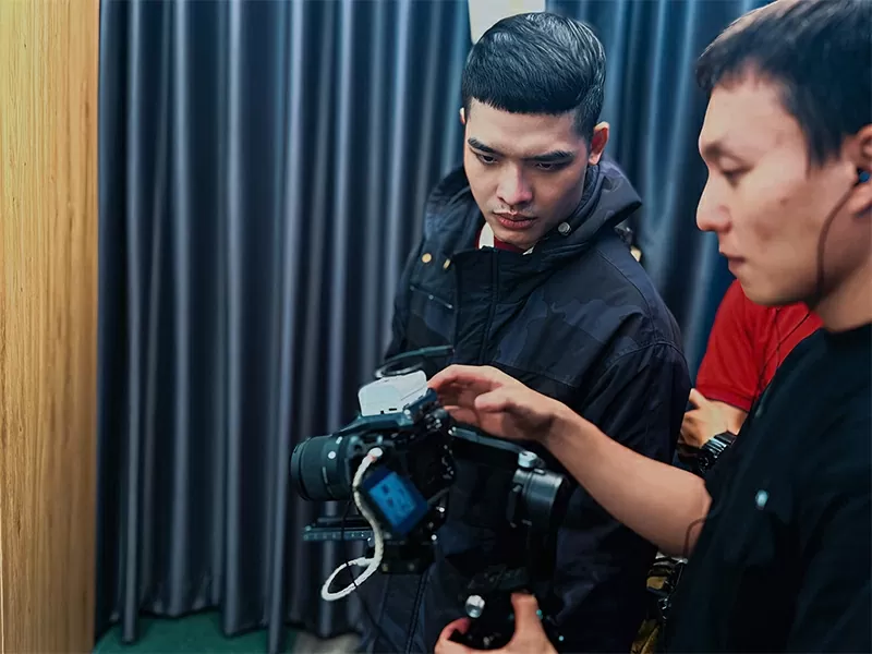 Đạo diễn Phạm Vĩnh Khương cùng ekip.