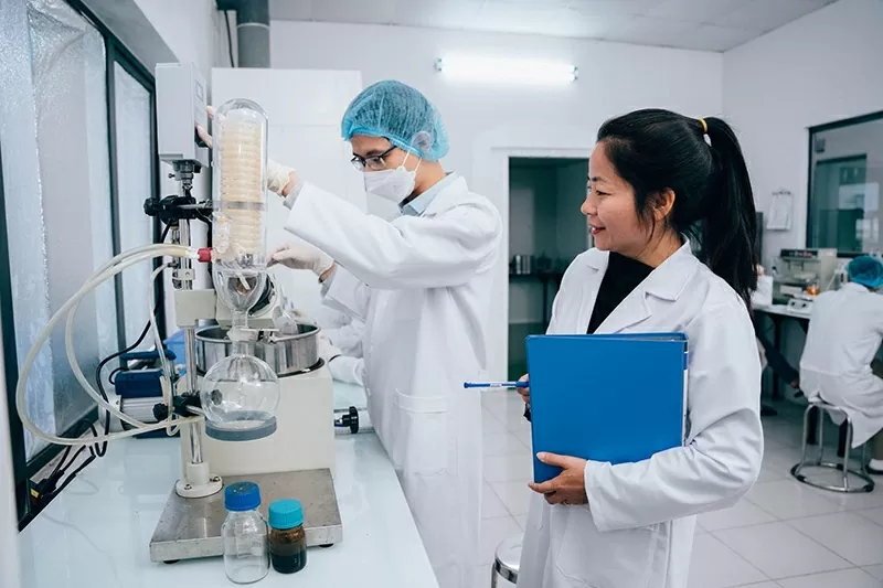 Tiến sĩ - Dược sĩ Đỗ Thị Nguyệt Quế cùng các đồng nghiệp tại phòng nghiên cứu khoa học