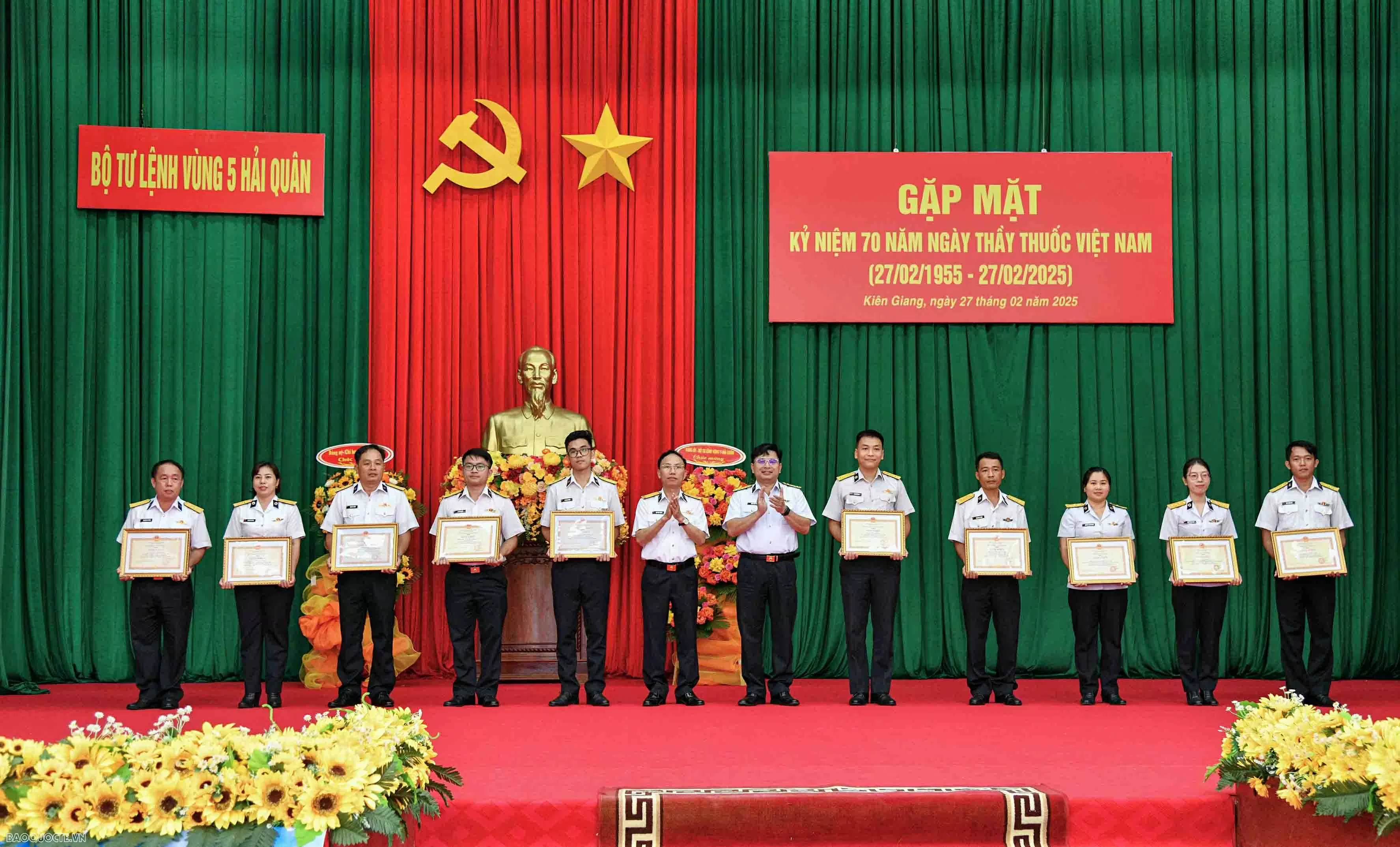 Thủ trưởng Bộ Tư lệnh Vùng 5 Hải quân trao thưởng cho các cá nhân ngành y Vùng có thành tích tốt trong công tác. (Ảnh: Văn Định) Thủ trưởng Bộ Tư lệnh Vùng 5 Hải quân trao thưởng cho các cá nhân ngành y Vùng có thành tích tốt trong công tác. (Ảnh: Văn Định)