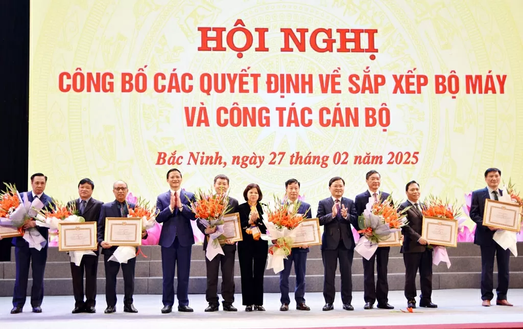 Thường trực Tỉnh ủy trao Bằng khen của Tỉnh ủy cho các cá nhân. (Nguồn: Báo Xây dựng)