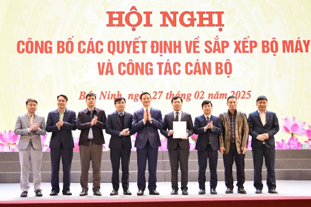 Lãnh đạo tỉnh trao Quyết định thành lập Ban Quản lý dự án Giao thông và Nông nghiệp tỉnh. 