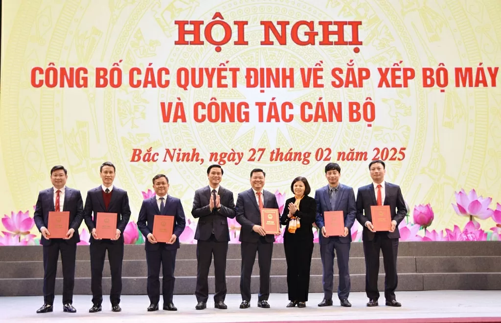 Lãnh đạo tỉnh trao Quyết định thành lập Sở Nông nghiệp và Môi trường. (Nguồn: Báo Xây dựng) Lãnh đạo tỉnh trao Quyết định thành lập Sở Nông nghiệp và Môi trường. (Nguồn: Báo Xây dựng)
