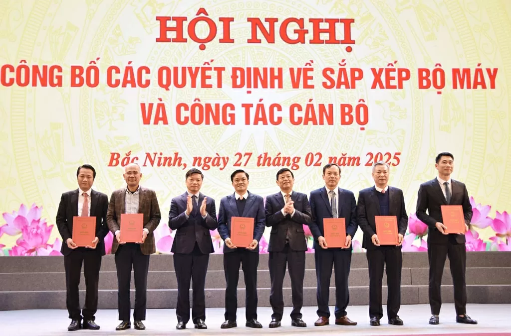 Lãnh đạo tỉnh trao Quyết định thành lập Sở Xây dựng. 