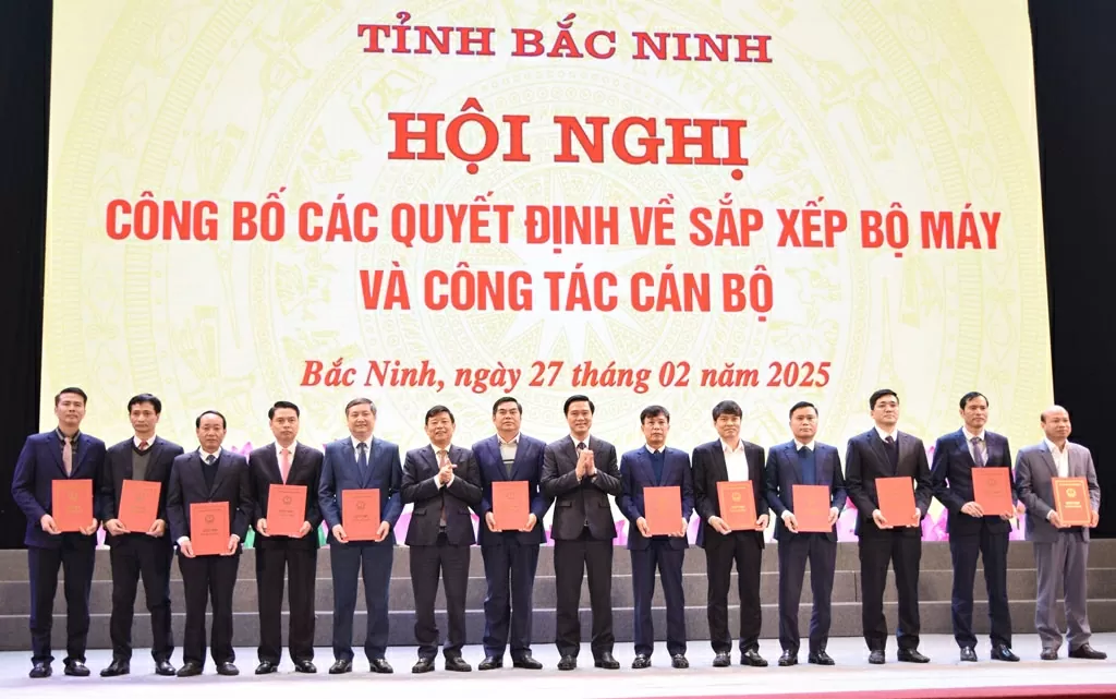 Lãnh đạo tỉnh trao Quyết định thành lập Ban Quản lý dự án Giao thông và Nông nghiệp tỉnh. 