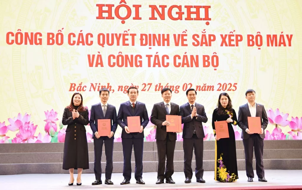 Lãnh đạo tỉnh trao Quyết định thành lập Sở Khoa học và Công nghệ. 