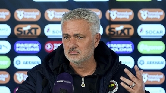 HLV Jose Mourinho bị phạt nặng