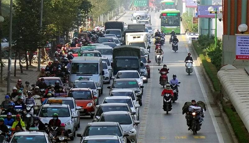 Năm 2025, lỗi lấn làn bị xử phạt như thế nào? Có bị trừ điểm giấy phép lái xe không? Năm 2025, mức phạt lỗi lấn làn với xe máy là bao nhiêu? Có bị trừ điểm giấy phép lái xe không?