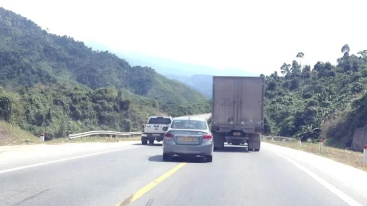 Năm 2025, mức phạt lỗi lấn làn với xe ô tô là bao nhiêu?