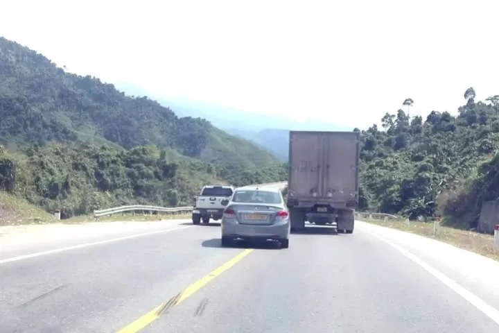 Mức phạt lỗi lấn làn đối với xe ô tô là bao nhiêu? Có bị trừ điểm GPLX không? Mức phạt lỗi lấn làn đối với xe ô tô là bao nhiêu? Có bị trừ điểm GPLX không?