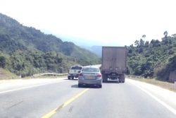 Năm 2025, mức phạt lỗi lấn làn với xe ô tô là bao nhiêu?